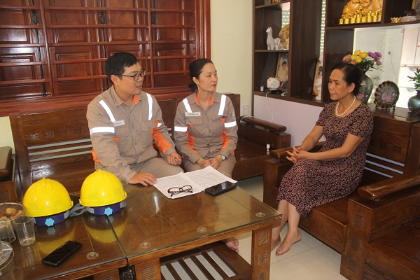 Cán bộ Công ty Điện lực Quảng Ninh chia sẻ, tuyên truyền về tiết kiệm điện cho khách hàng. Ảnh: Điện lực Quảng Ninh. Cán bộ Công ty Điện lực Quảng Ninh chia sẻ, tuyên truyền về tiết kiệm điện cho khách hàng. Ảnh: Điện lực Quảng Ninh.