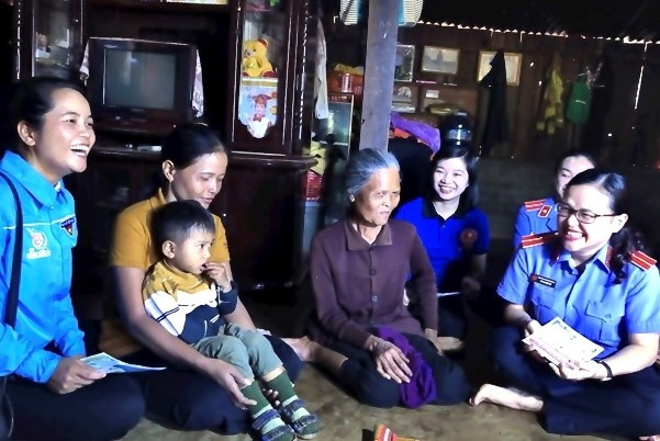 Cán bộ, Kiểm sát viên Viện Kiểm sát nhân dân tỉnh Đắk Lắk tham gia Đoàn công tác liên ngành tuyên truyền, vận động người dân thực hiện chính sách, pháp luật của Nhà nước. Ảnh: Nguyễn Trường Lưu.