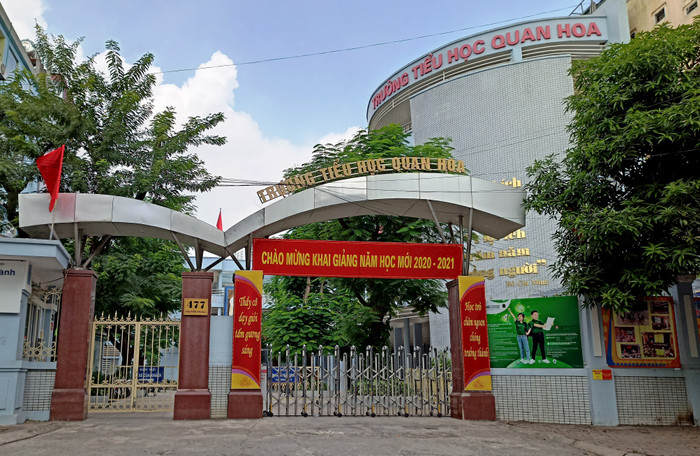 Lãnh đạo Trường Tiểu học Quan Hoa nói không ép phụ huynh tham gia sổ liên lạc điện tử cũng không có hoa hồng từ đơn vị cung cấp dịch vụ. Ảnh: Vũ Phương. Lãnh đạo Trường Tiểu học Quan Hoa nói không ép phụ huynh tham gia sổ liên lạc điện tử cũng không có hoa hồng từ đơn vị cung cấp dịch vụ. Ảnh: Vũ Phương.