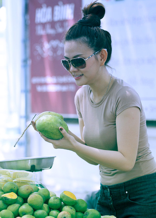 "Nhiều người thấy chúng tôi yêu nhau lâu cũng hay giục cưới, nhưng tôi thấy không có gì phải vội vã. Tôi rút kinh nghiệm rất nhiều từ những người bạn thân của mình. Họ yêu chưa bao lâu thì cưới và sau mấy năm đã chia tay. Tôi muốn yêu lâu đủ để cả hai chấp nhận hết thói xấu, hiểu nhau đến mức không cầ nói ra cũng biết người kia muốn gì. Hai gia đình đã gặp nhau, biết nhau hết rồi. Đám cưới chắc chừng vài năm nữa. Tôi muốn độc thân thêm một thời gian nữa để tập trung cho sự nghiệp" (Theo TGVH) "Nhiều người thấy chúng tôi yêu nhau lâu cũng hay giục cưới, nhưng tôi thấy không có gì phải vội vã. Tôi rút kinh nghiệm rất nhiều từ những người bạn thân của mình. Họ yêu chưa bao lâu thì cưới và sau mấy năm đã chia tay. Tôi muốn yêu lâu đủ để cả hai chấp nhận hết thói xấu, hiểu nhau đến mức không cầ nói ra cũng biết người kia muốn gì. Hai gia đình đã gặp nhau, biết nhau hết rồi. Đám cưới chắc chừng vài năm nữa. Tôi muốn độc thân thêm một thời gian nữa để tập trung cho sự nghiệp" (Theo TGVH)
