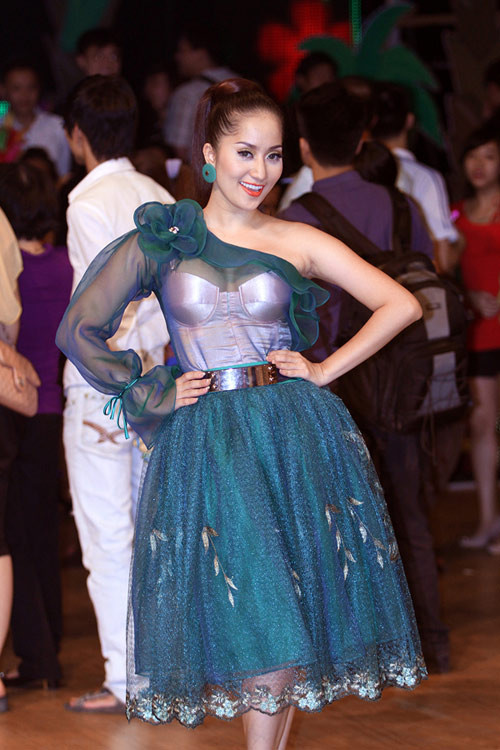 Khi được hỏi, trong đêm BNHV 6, chị sẽ chọn trang phục kín thế nào, Khánh Thi thẳng thắn: 'Tôi vẫn chọn trang phục như mọi khi, hợp với phong cách và sở thích của tôi'. (Theo Eva) Khi được hỏi, trong đêm BNHV 6, chị sẽ chọn trang phục kín thế nào, Khánh Thi thẳng thắn: 'Tôi vẫn chọn trang phục như mọi khi, hợp với phong cách và sở thích của tôi'. (Theo Eva)