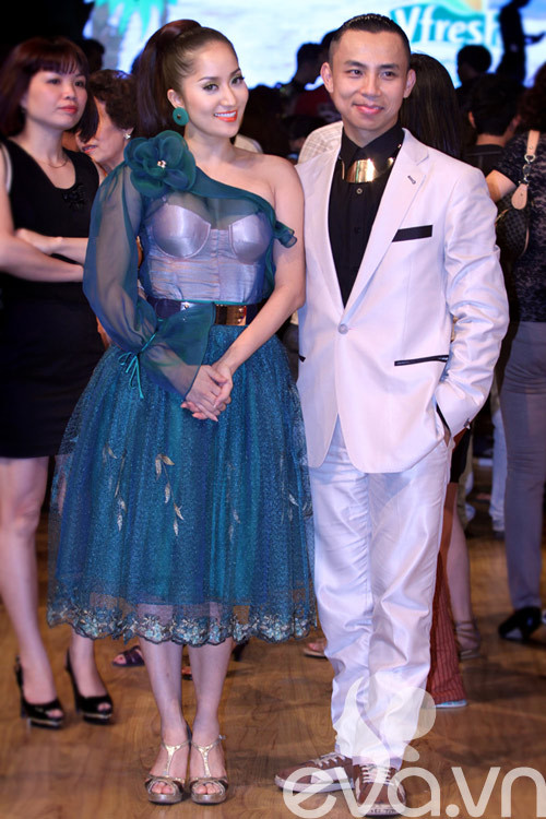 'Quả thật khi lên tivi và lên ảnh, màu sắc có chiếc váy này biến đổi khá nhiều. Bên ngoài chiếc váy có màu rất đẹp, kiểu dáng cổ điển rất tinh tế. Đồng thời chiếc áo chẽn ngực mặc trong cũng rất hiện đại. Thực sự tôi nghĩ mọi người đã quá khắt khe với chiếc váy này. Các nhà thiết kế cũng có đủ sự khéo léo và tinh tế để thiết kế nên một tác phẩm phù hợp với hoàn cảnh xuất hiện. Nếu bạn nghĩ thoáng một chút sẽ thấy được vẻ đẹp của nó, không nên gò bó trong cách nghĩ của mình', Khánh Thi chia sẻ về chiếc váy bị cho là phảm cảm trong đêm thi Bước nhảy hoàn vũ tối 22/4.. 'Quả thật khi lên tivi và lên ảnh, màu sắc có chiếc váy này biến đổi khá nhiều. Bên ngoài chiếc váy có màu rất đẹp, kiểu dáng cổ điển rất tinh tế. Đồng thời chiếc áo chẽn ngực mặc trong cũng rất hiện đại. Thực sự tôi nghĩ mọi người đã quá khắt khe với chiếc váy này. Các nhà thiết kế cũng có đủ sự khéo léo và tinh tế để thiết kế nên một tác phẩm phù hợp với hoàn cảnh xuất hiện. Nếu bạn nghĩ thoáng một chút sẽ thấy được vẻ đẹp của nó, không nên gò bó trong cách nghĩ của mình', Khánh Thi chia sẻ về chiếc váy bị cho là phảm cảm trong đêm thi Bước nhảy hoàn vũ tối 22/4..