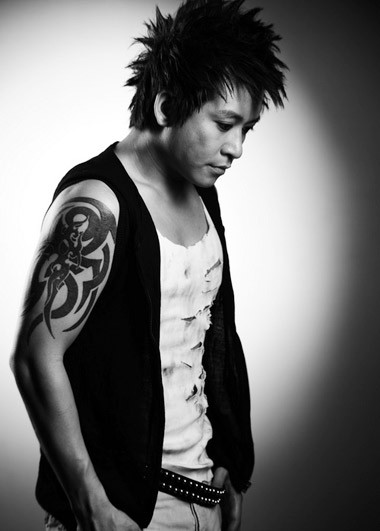 Về bài báo của Duy Mạnh nói không phải là bạn của Tuấn Hưng, nam ca sỹ này chia sẻ trên trang cá nhân: "Trong lòng mình, Duy Mạnh là 1 ân nhân, một người đáng để mình tôn trọng. Nhiều lần anh em gặp gỡ, mình luôn nhiệt tình cố gắng muốn thân thiết hơn, nhưng dường như anh ý chẳng muốn. Có lẽ tính 2 anh em không hợp thì phải'.