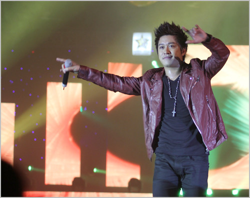 “Đọc xong những gì anh nói trên báo em vô cùng buồn, vì anh đã hiểu lầm 1 câu nói của em" “Đọc xong những gì anh nói trên báo em vô cùng buồn, vì anh đã hiểu lầm 1 câu nói của em"