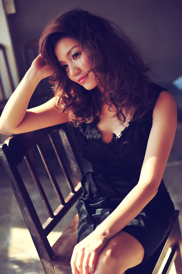 Nữ ca sĩ Ngọc Anh diễn xuất trầm tư, u buồn khi tạo dáng trong căn phòng vắng trong bộ hình mới nhất.