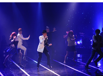 Nữ ca sỹ xuất hiện trong chương trình lễ trao giải Âm nhạc Cống hiến tối 22/4 tại TP HCM, “Nữ hoàng sexy” Thu Minh bỗng diện trang phục vest nam, khác hẳn vẻ sexy thường thấy của cô.