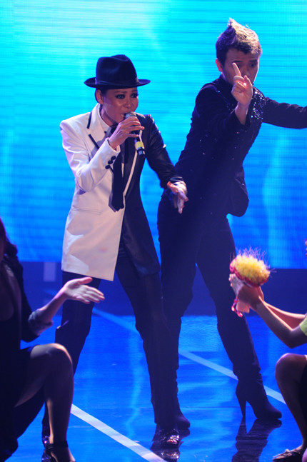 Giữa “một rừng” quý ông mặc vest, Thu Minh cũng nổi bật vẻ nam tính, ma mị, khác hẳn vẻ sexy thường thấy của nữ ca sỹ.