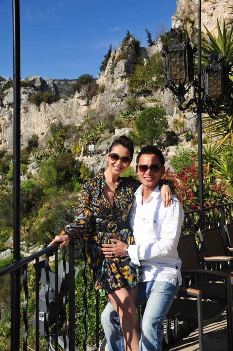 'Bố mẹ Jenni cũng có gặp Hải một lần và cũng không đề cập gì đến chuyện tái hôn vì thực ra bố mẹ cũng hiểu rằng Jenni đã vấp ngã một lần rồi nên nếu đi đến quyết định sau này thì phải cần tìm hiểu kỹ càng', người đẹp Jennifer Phạm lần đầu lên tiếng về tình yêu mới. 'Bố mẹ Jenni cũng có gặp Hải một lần và cũng không đề cập gì đến chuyện tái hôn vì thực ra bố mẹ cũng hiểu rằng Jenni đã vấp ngã một lần rồi nên nếu đi đến quyết định sau này thì phải cần tìm hiểu kỹ càng', người đẹp Jennifer Phạm lần đầu lên tiếng về tình yêu mới.