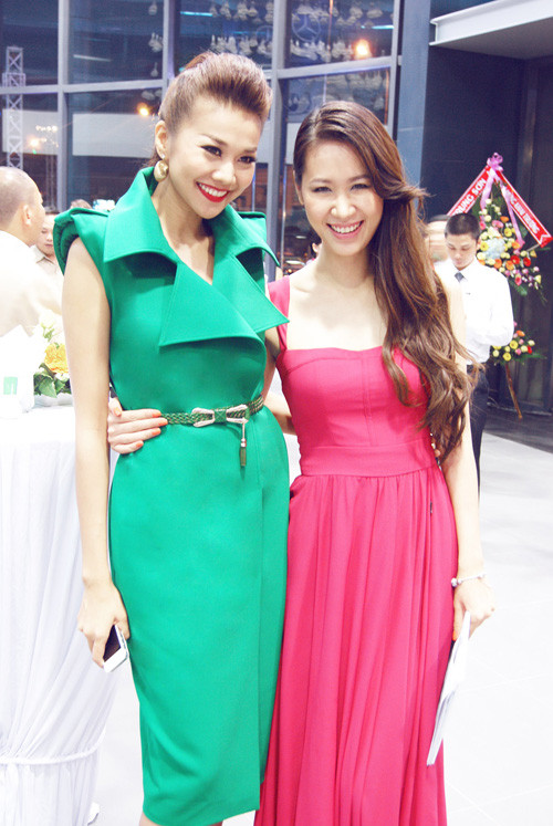 Trong một sự kiện tổ chức tại Đà Nẵng mới đây, Hoa hậu Dương Thùy Linh nổi bật với chiếc đầm dài màu hồng thật nữ tính và quyến rũ.