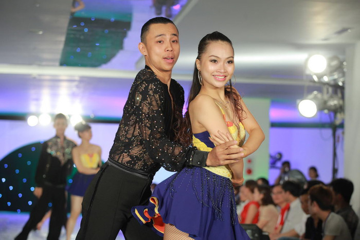 Chí Anh say đắm ôm eo Nhã Khanh, trao nhau ánh mắt và nụ cười tình tứ Chí Anh say đắm ôm eo Nhã Khanh, trao nhau ánh mắt và nụ cười tình tứ