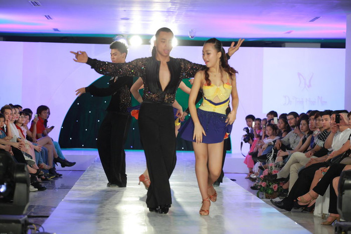 Mặc dù hơn kém nhau tới 17 tuổi nhưng bề ngoài của cặp đôi vẫn rất tương xứng trên sàn nhảy và cả ngoài đời Mặc dù hơn kém nhau tới 17 tuổi nhưng bề ngoài của cặp đôi vẫn rất tương xứng trên sàn nhảy và cả ngoài đời