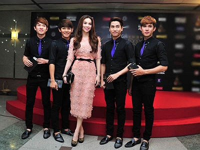 Những chiếc váy Haute Couture rất đắt tiền và được các ngôi sao lớn trên thế giới như Scarlett Johansson, Gwyneth Paltrow, Kate Winslet… lựa chọn.