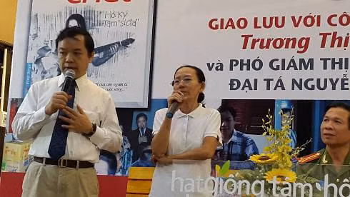 Lãnh đạo First News - Trí Việt đang giao lưu với chị Tâm tại đường sách hôm 30/1 (ảnh: P.L)