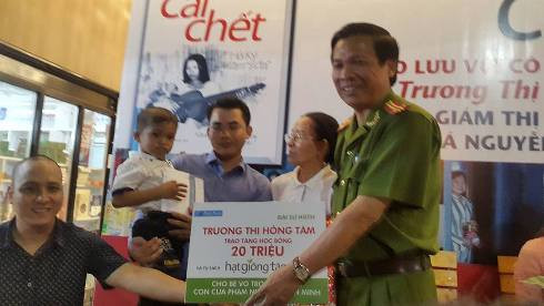 Trao học bổng 'Hạt giống tâm hồn' cho bé Khang, con trai của anh Võ Văn Minh tại buổi giao lưu (ảnh: P.L) Trao học bổng 'Hạt giống tâm hồn' cho bé Khang, con trai của anh Võ Văn Minh tại buổi giao lưu (ảnh: P.L)