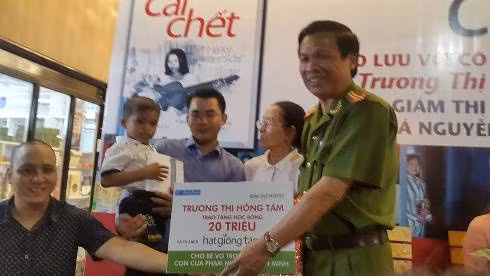 Trao học bổng 'Hạt giống tâm hồn' cho bé Khang, con trai của anh Võ Văn Minh tại buổi giao lưu (ảnh: P.L)