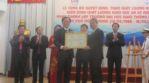 Trường Đại học Giao thông Vận tải thành phố đón nhận bằng chứng nhận kiểm định chất lượng giáo dục (ảnh: P.L). Trường Đại học Giao thông Vận tải thành phố đón nhận bằng chứng nhận kiểm định chất lượng giáo dục (ảnh: P.L).