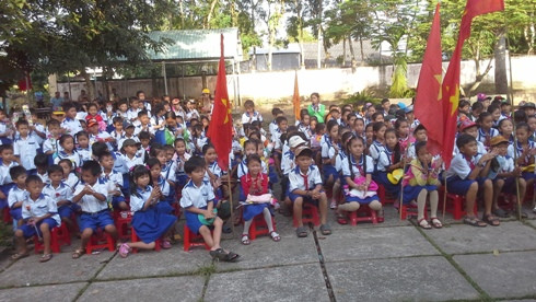 Học sinh Trường tiểu học, trung học cơ sở Tân Thuận 1 trong 1 buổi lễ của trường (ảnh: website trường) Học sinh Trường tiểu học, trung học cơ sở Tân Thuận 1 trong 1 buổi lễ của trường (ảnh: website trường)