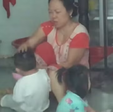 Không khởi tố hình sự với bảo mẫu đã bạo hành với các bé bị video clip này ghi lại (ảnh từ clip) Không khởi tố hình sự với bảo mẫu đã bạo hành với các bé bị video clip này ghi lại (ảnh từ clip)