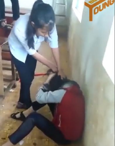 Hành vi đánh bạn của nữ sinh Trường Thừa Đức, huyện Cẩm Mỹ, tỉnh Đồng Nai (ảnh cắt từ clip) Hành vi đánh bạn của nữ sinh Trường Thừa Đức, huyện Cẩm Mỹ, tỉnh Đồng Nai (ảnh cắt từ clip)
