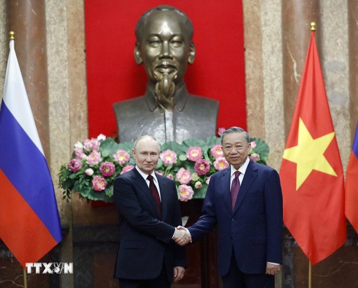 Chủ tịch nước Tô Lâm và Tổng thống Liên bang Nga Vladimir Putin chụp ảnh chung. (Ảnh: Nhan Sáng/TTXVN) Chủ tịch nước Tô Lâm và Tổng thống Liên bang Nga Vladimir Putin chụp ảnh chung. (Ảnh: Nhan Sáng/TTXVN)