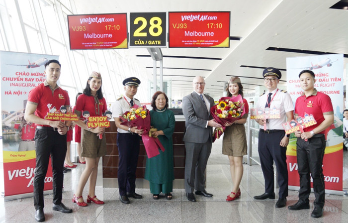 Phó Chủ tịch Hội đồng quản trị Vietjet Nguyễn Thanh Hà và phi hành đoàn gửi lời cảm ơn của Vietjet tới Quyền Phó Đại sứ Australia tại Việt Nam - Ông Daniel Ross A10.jpg