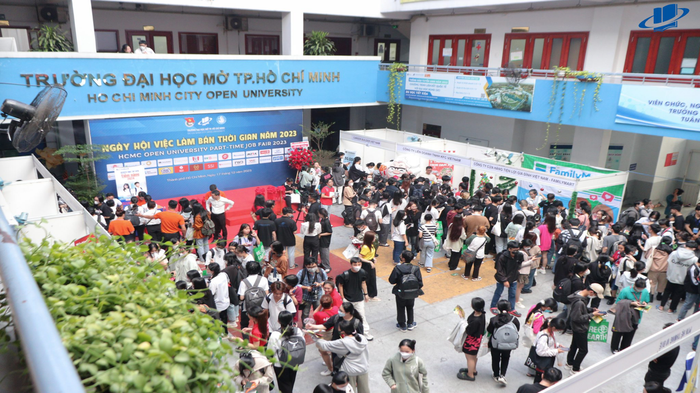 Sinh viên tham gia Ngày hội việc làm bán thời gian tại Trường Đại học Mở Thành phố Hồ Chí Minh. dhmo.png