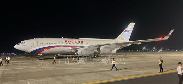 Chuyên cơ của Tổng thống Liên bang Nga Vladimir Putin hạ cánh xuống Sân bay quốc tế Nội Bài (Hà Nội). Chuyên cơ của Tổng thống Liên bang Nga Vladimir Putin hạ cánh xuống Sân bay quốc tế Nội Bài (Hà Nội).