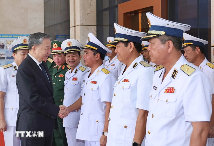 Chủ tịch nước Tô Lâm với lãnh đạo Bộ Tư lệnh Quân chủng Hải quân. (Ảnh: Nhan Sáng/TTXVN) ctn.png