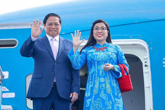 Sáng 30/6, Thủ tướng Phạm Minh Chính và Phu nhân Lê Thị Bích Trân cùng Đoàn đại biểu Việt Nam lên đường thăm chính thức Hàn Quốc từ ngày 30/6 đến ngày 3/7/2024 theo lời mời của Thủ tướng Hàn Quốc Han Duck Soo và Phu nhân. Ảnh: VGP/Nhật Bắc 1.jpg