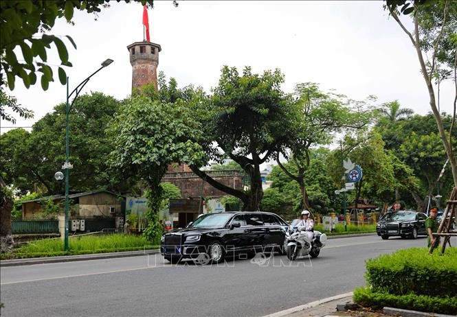 Đoàn xe của Tổng thống Liên bang Nga Vladimir Putin trên đường di chuyển đến Phủ Chủ tịch. Ảnh: Thanh Tùng/TTXVN Đoàn xe của Tổng thống Liên bang Nga Vladimir Putin trên đường di chuyển đến Phủ Chủ tịch. Ảnh: Thanh Tùng/TTXVN