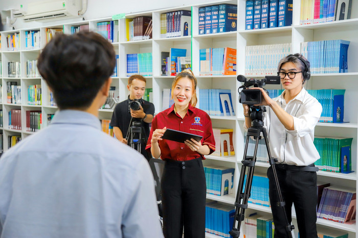 Sinh viên học tập lý thuyết song song với thực hành để vững kiến thức và am hiểu nghề từ sớm, điều này giúp sinh viên NTTU ghi điểm trong mắt nhà tuyển dụng. Hình 2 (1).jpg