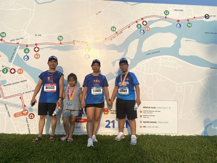 Gia đình anh Trần Quang Lưu và chị Võ Thị Thạo tham gia giải chạy Marathon tỉnh Quảng Ngãi năm 2023. gd-chi-thao-1656.png