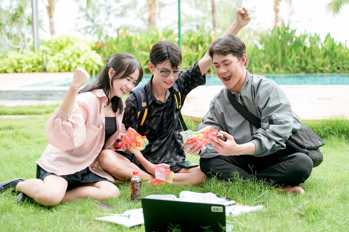 Không chỉ giúp thanh lọc cơ thể để bản thân tươi mát mỗi ngày trước tiệc tùng hay thời tiết nắng nóng kỷ lục mùa hè năm nay, người tiêu dùng còn dễ dàng trúng 9 miếng vàng SJC cùng hàng loạt các giải thưởng giá trị khác khi uống Trà Thanh Nhiệt Dr Thanh trong 2 tháng tới. 1 (3).jpg