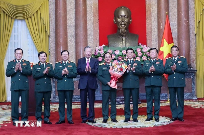 Chủ tịch nước Tô Lâm và các đồng chí trong Quân ủy Trung ương-Bộ Quốc phòng chúc mừng Thượng tướng Trịnh Văn Quyết. (Ảnh: Nhan Sáng/TTXVN) 3.jpg