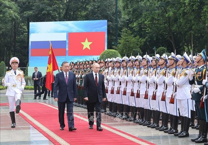Chủ tịch nước Tô Lâm và Tổng thống Liên bang Nga Vladimir Putin duyệt Đội danh dự Quân đội nhân dân Việt Nam. (Ảnh: Nhan Sáng/TTXVN) Chủ tịch nước Tô Lâm và Tổng thống Liên bang Nga Vladimir Putin duyệt Đội danh dự Quân đội nhân dân Việt Nam. (Ảnh: Nhan Sáng/TTXVN)