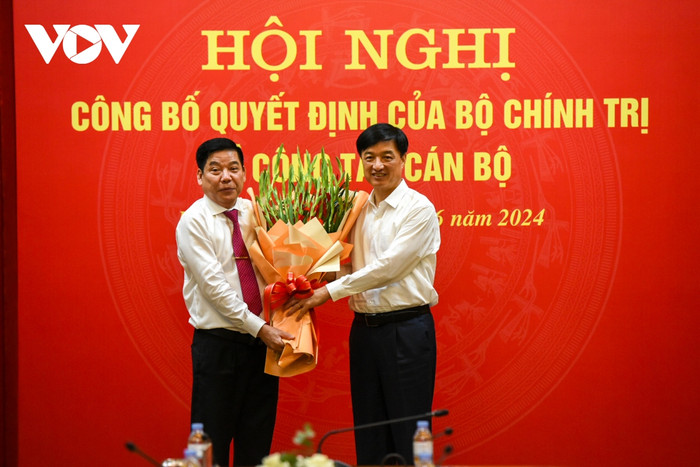 Chánh Văn phòng Trung ương Đảng Nguyễn Duy Ngọc tặng hoa chúc mừng ông Nguyễn Văn Gấu. Chánh Văn phòng Trung ương Đảng Nguyễn Duy Ngọc tặng hoa chúc mừng ông Nguyễn Văn Gấu.