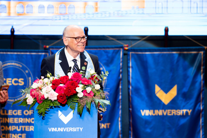 Giáo sư Max J. Pfeffer (Đại học Cornell) phát biểu tại Lễ tốt nghiệp niên khoá đầu tiên của Trường Đại học VinUni. Anh 1-8.jpg