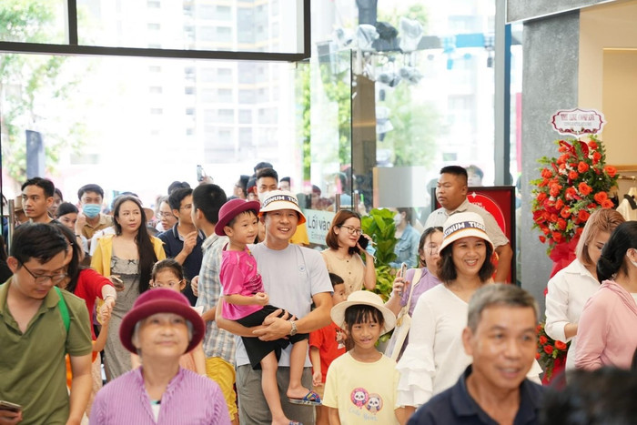 Khách hàng hào hứng tham gia các chương trình hè đặc sắc tại hệ thống Trung tâm thương mại Vincom trên toàn quốc 1.jpg