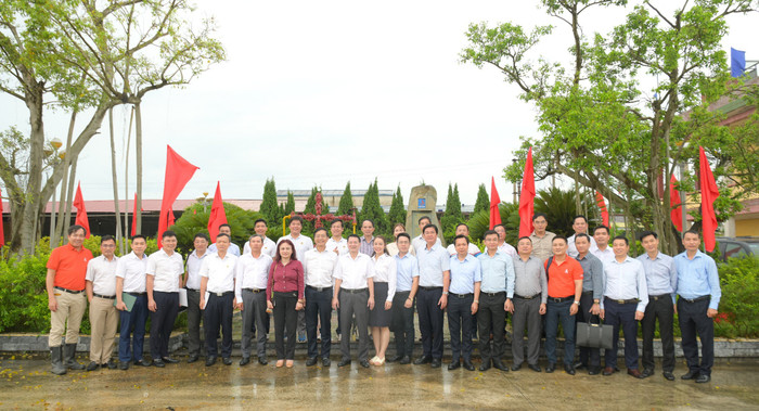 Các đại biểu tại Khu lưu niệm công trình khai thác Dầu khí đầu tiên. Ảnh 6.jpg