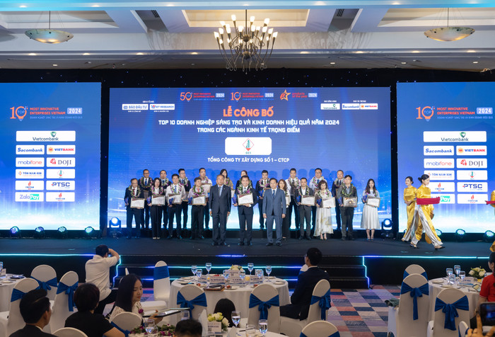 Ông Nguyễn Hoàng Hùng - Phụ trách Phòng Truyền thông CC1 đón nhận hoa chúc mừng và Giấy chứng nhận Top 10 Doanh nghiệp sáng tạo kinh doanh hiệu quả ngành Bất động sản – Xây dựng năm 2024 từ Ban tổ chức. Ảnh 2_Ông NHH nhận hoa và GCN.jpg
