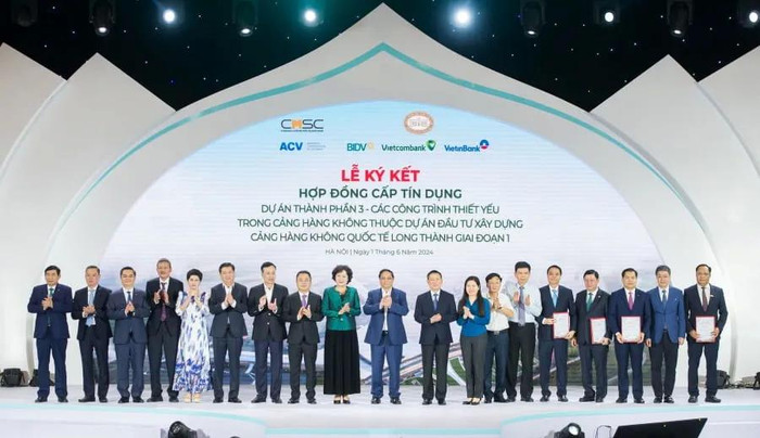 Thủ tướng Chính phủ cùng các đại biểu chụp ảnh lưu niệm và chúc mừng thành công của Lễ ký kết. Thủ tướng Chính phủ cùng các đại biểu chụp ảnh lưu niệm và chúc mừng thành công của Lễ ký kết.