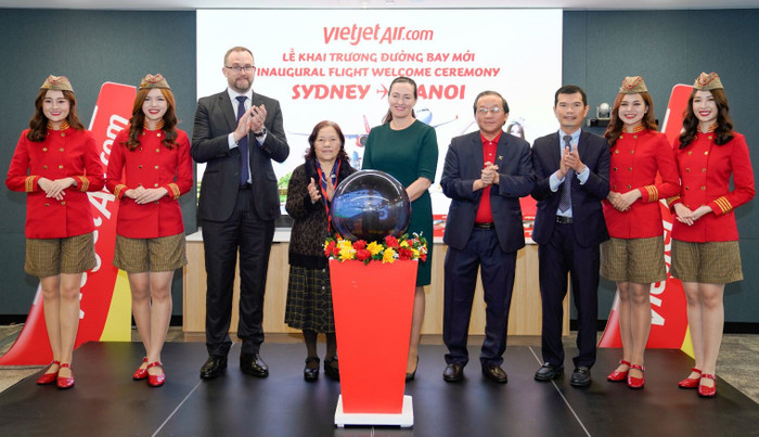 Các đại biểu, khách mời chúc mừng khai trương đường bay Sydney - Hà Nội của Vietjet. A3-7.jpg