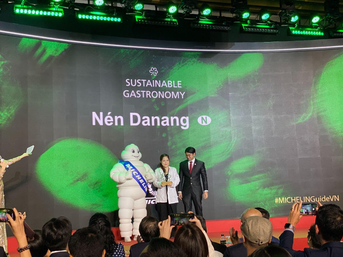 Nén Danang được trao tặng Ngôi sao xanh. Nén Danang được trao tặng Ngôi sao xanh.