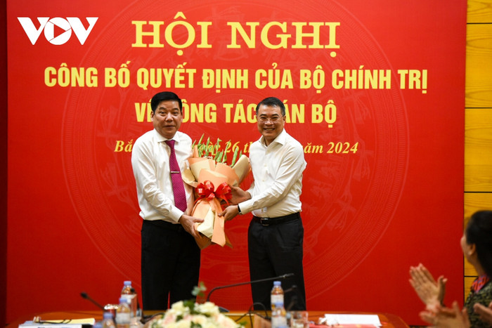 Bí thư Trung ương Đảng, Trưởng Ban Tổ chức Trung ương Lê Minh Hưng tặng hoa chúc mừng tân Bí thư Tỉnh ủy Bắc Giang. Bí thư Trung ương Đảng, Trưởng Ban Tổ chức Trung ương Lê Minh Hưng tặng hoa chúc mừng tân Bí thư Tỉnh ủy Bắc Giang.