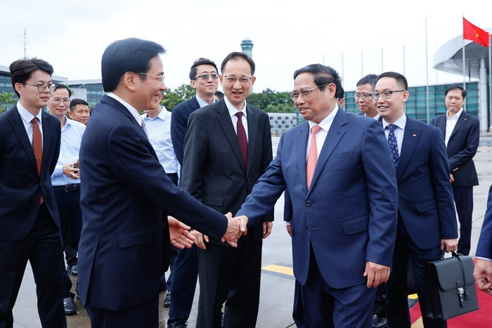 Bộ trưởng, Chủ nhiệm Văn phòng Chính phủ Trần Văn Sơn tiễn Thủ tướng Phạm Minh Chính tại Sân bay quốc tế Nội Bài. Ảnh: VGP/Nhật Bắc Bộ trưởng, Chủ nhiệm Văn phòng Chính phủ Trần Văn Sơn tiễn Thủ tướng Phạm Minh Chính tại Sân bay quốc tế Nội Bài. Ảnh: VGP/Nhật Bắc