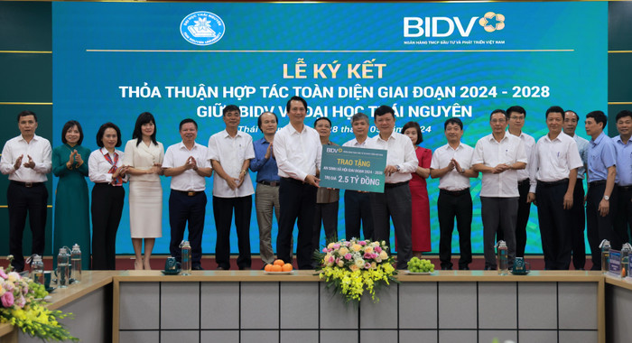 BIDV đã trao tặng gói tài trợ an sinh xã hội trị giá 2,5 tỷ đồng cho Đại học Thái Nguyên. ảnh trao tặng1.jpg