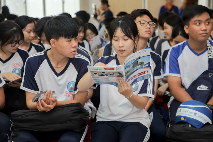 Thí sinh nên xác nhận nhập học sau khi có thông báo trúng tuyển, để nhận ngay những suất học bổng có giá trị mà NTTU chỉ dành riêng cho những thí sinh nhập học sớm trước 15/9. Hình 4.jpg
