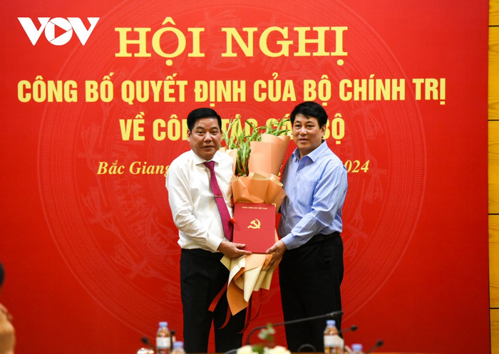 Thường trực Ban Bí thư Trung ương Đảng Lương Cường trao quyết định và tặng hoa chúc mừng Trung tướng Nguyễn Văn Gấu. Thường trực Ban Bí thư Trung ương Đảng Lương Cường trao quyết định và tặng hoa chúc mừng Trung tướng Nguyễn Văn Gấu.