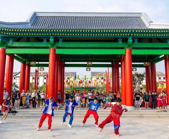 Sau khai trương, không khí ăn chơi sôi động tại Phố đi bộ - Công viên Vũ Yên chưa bao giờ hạ nhiệt. 240628_VHRI_PDB_PR2 3_Thu phu le hoi moi cho tre em va gia dinh phia bac_A3.jpeg