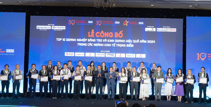 Ảnh 3_Ông NHH nhận hoa và GCN.jpg